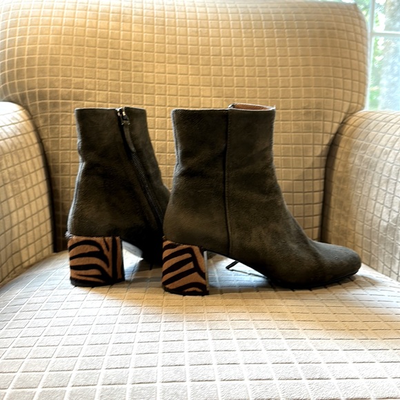 Forrest green suede booties with animal print heel. - Picture 1 of 7